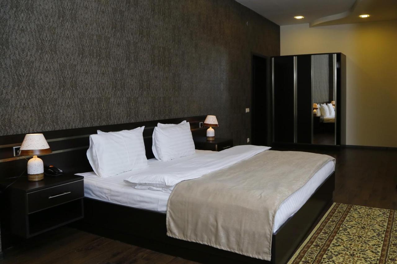 Tomu'S Hotel Gyumri Extérieur photo